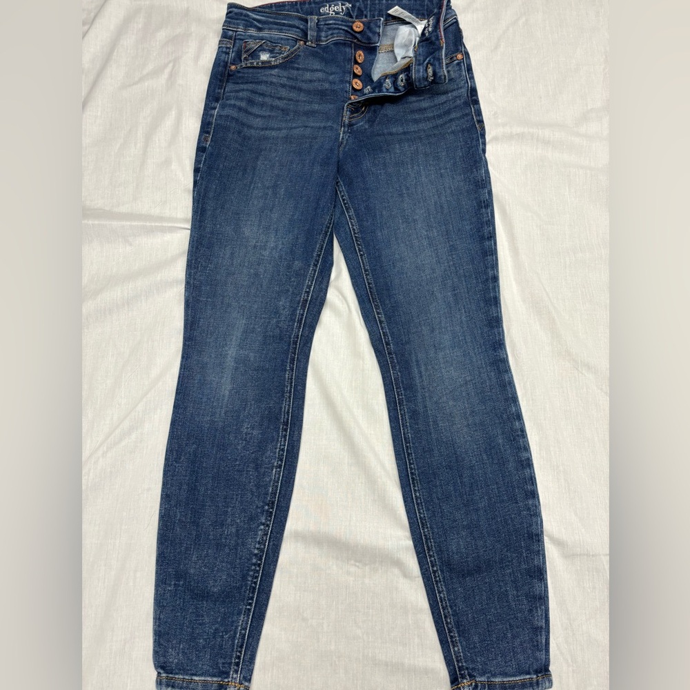 Edgely by Maurices. Size 4 short. Skinny.